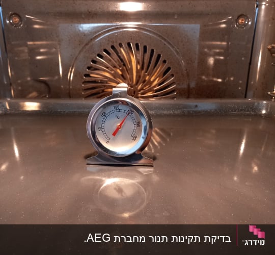 מדחום מתכת בתוך תנור אפייה